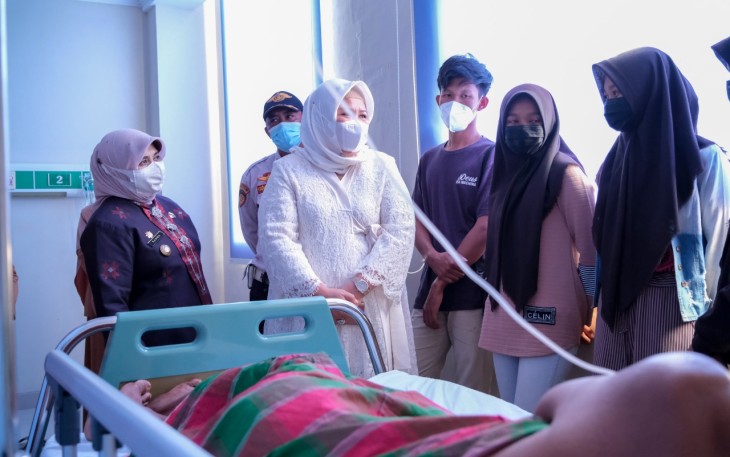 Walikota Tanjung Pinang Rahma Kunjungi Warganya Yang Sakit di RSUP Ahmad Thabib