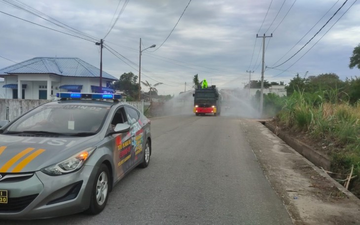 Mobil AWC Polres Karimun Lakukan Penyemprotan Disinfektan di Perum Telaga Mas