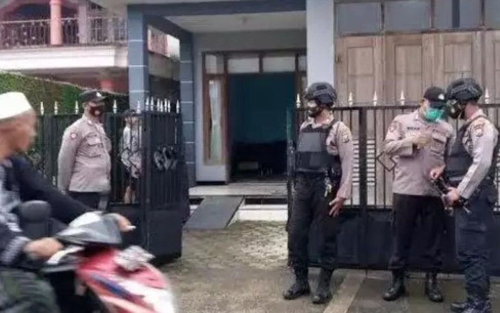 Densus 88 Tangkap Terduga Teroris di Desa Tenggur Tulungagung