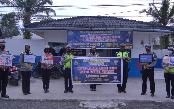 Kasat Lantas Pimpin Personil Berbagi Takjil di Simpang Beo