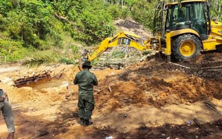Tim Gabungan dari Polda Jambi Lakukan Penutupan Sumur Minyak Ilegal Drilling