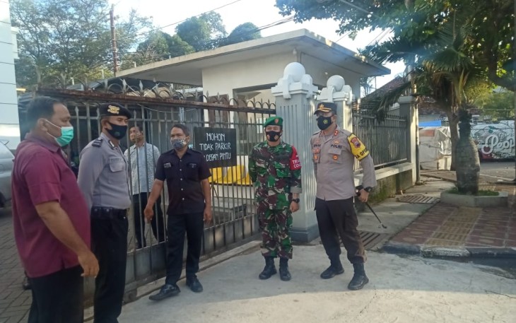 Kapolres Pekalongan Kota Akbp M Irwan Susanto S.I.K,SH,MH, mengunjungi sejumlah gereja Minggu Paskah di wilayah kota Pekalongan minggu, (4/4/2021).