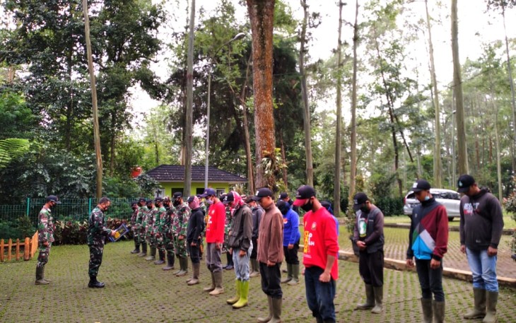 Sektor 1 Satgas Citarum Harum mengadakan olah raga senam pagi bersama bertempat di halaman depan Bale Sawala Desa Tarumajaya Kecamatan Kertasari Kab. Bandung, Senin (5/4/2021).