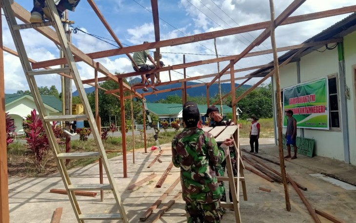 Menyambut Bulan Suci Ramadhan Bertempat Pos Langau 1 Satgas Pamtas RI-MLY Yonif 407/PK bersama warga melaksanakan karya bhakti merenovasi Masjid Al Mujahidin di Desa Langau, Kecamatan Puring Kencana, Kabupaten Kapuas Hulu, Kalimantan Barat. Senin (05/04/2021).