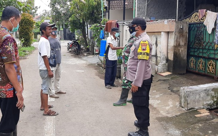 Bhabinkamtibmas Polsek Pekalongan Utara kota Pekalongan Aiptu Rusbiyanto bersama Babinsa Kopka Jatmiko mendampingi bidan desa dan tim dari puskesmas melacak kontak erat atau tracing contact dari warga yang terkonfirmasi positif virus corona/  Covid-19