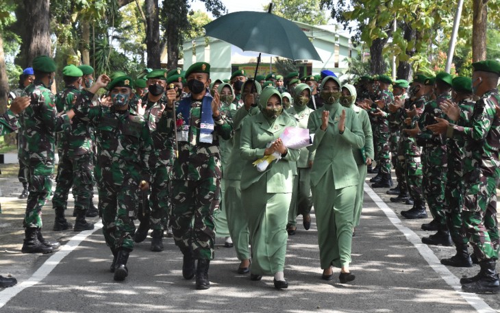 Komandan Korem 073/Makutarama Kolonel Arm Putranto Gatot Sri Handoyo, S.Sos, M.M., didampingi Ketua Persit KCK Koorcab Rem 073/Makutarama, Ny. Henny Putranto Gatot Sri Handoyo serta para Kasi Korem melakukan kunjungan kerja ke Batalyon Infanteri 410/Alugoro, Kabupaten Blora, Jawa Tengah. Jumat (09/4/2021).
