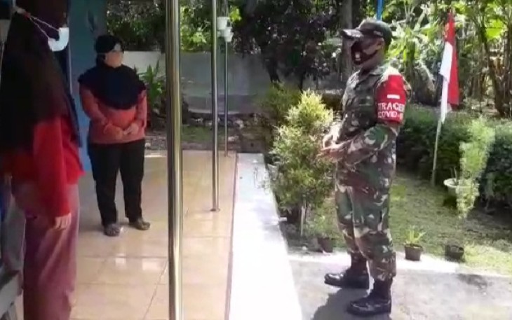 Babinsa Koramil 12/Tulis Jajaran Kodim Batang mendampingi tim untuk melaksanakan tracking contact kepada warga masyarakat yang terconfirmasi Covid- 19 di Desa Kebumen, Kecamatan Tulis, Kabupaten Batang, Pada Sabtu (10/4/21) 