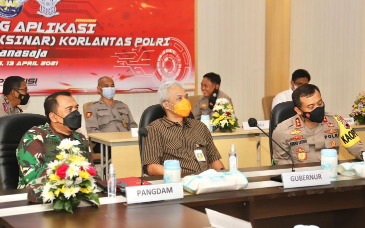 Kapolri Jenderal Listyo Sigit Prabowo secara virtual melalui zoom meeting. Aplikasi Sinar ini telah diluncurkan secara serentak di berbagai wilayah di Indonesia, termasuk wilayah hukum Polda Jawa Tengah, Selasa (12/4/2021).