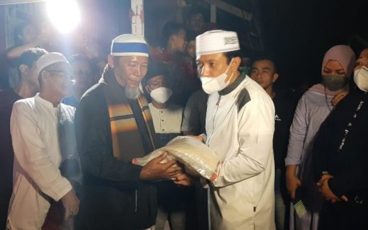 Wakil Walikota Bengkulu Dedy Wahyudi Saat Memberikan Bantuan Korban Kebakaran