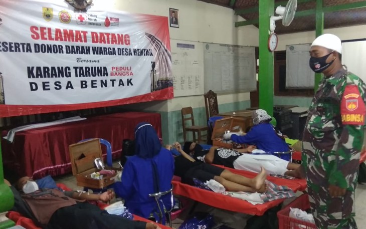 Babinsa  desa Bentak Sertu Marwanto menghadiri acara  Donor darah dalam rangka kegiatan rutin tiap tahun yang di selenggarakan oleh Karangtaruna desa Bentak  Kec Sidoharjo dan PMI Kab sragen.
