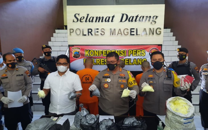 Tim Resmob Sat Reskrim Polres Magelang langsung lakukan penyelidikan dan berhasil mengamankan 3 Tersangka, Konferensi pers atas kasus ini digelar pada Senin (19/04/2021) di Loby Polres Magelang.