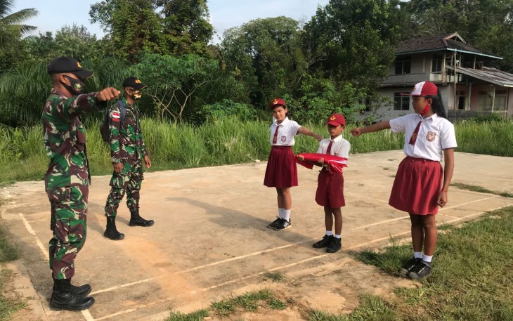 Personel Satgas Pamtas RI-MLY Yonif 407/PK Pos Muakan melatih Siswa-siswi Tata Cara Pengibaran Bendera di SDN 08 Muakan yang berada di Dusun Muakan Hulu, Desa Muakan Petinggi, Kecamatan Ketungau Hulu, Kabupaten Sintang, Kalimantan Barat. Rabu (21/04/2021).