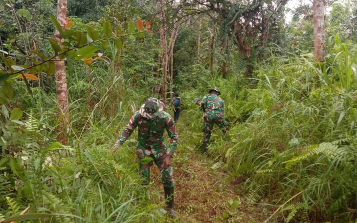Satgas Yonif 407/PK membersihkan akses jalan menuju sumber air lingkungan wilayah perbatasan