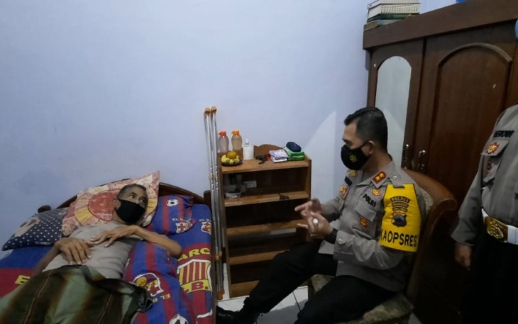 Kapolres Pekalongan Kota Akbp M Irwan Susanto, S.I.K,SH,MH beserta beberapa anggota melaksanakan anjangsana menjenguk anggota yang sedang sakit dirumah desa Coprayan Buaran Pekalongan, Jum'at (23/4/2021).