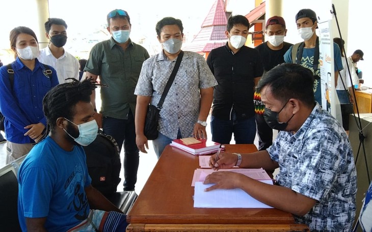 Ferry Pakage, Pemilik akun Facebook an.Cobalt. yang memposting video secara live streaming video di Facebook yang mana mengajak untuk membakar bendera merah putih, berkas perkara tahap dua diserahkan Satgas Cyber Nemangkawi ke Kejaksaan Negeri Jayapura, Jumat 23/4/2021.