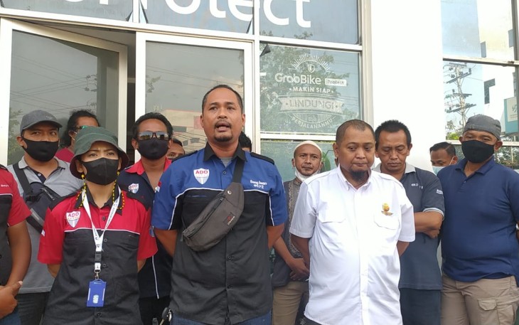 Puluhan pengemudi driver Grab yang tergabung dalam Driver Online Semarang Bersatu menggeruduk kantor Grab yang berada di Ruko Metro Square, jalan Imam Bonjol kota Semarang, Senin (26/4) pukul 11.00 WIB.