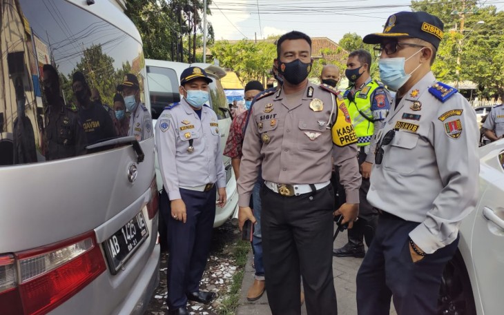 Satlantas Polrestabes Semarang melakukan pendataan dan penertiban travel gelap di beberapa titik di Kota Semarang. Penertiban ini bekerjasama dengan Dinas Perhubungan, Satpol PP dan Dinas Kesehatan Kota Semarang sebagai penegakan aturan larangan mudik yang telah diberlakukan sebelumnya, Kamis (29/04/2021)