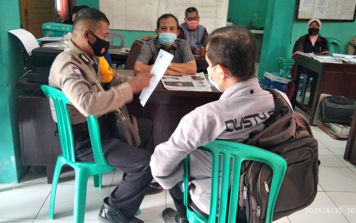 Polsek Pekalongan Barat Polres Pekalongan Kota menggelar sosialisasi dan imbauan kepada warga Masyarakat atau pendatang yang datang dari luar kota Pekalongan, Jum'at, (30/04/2021),