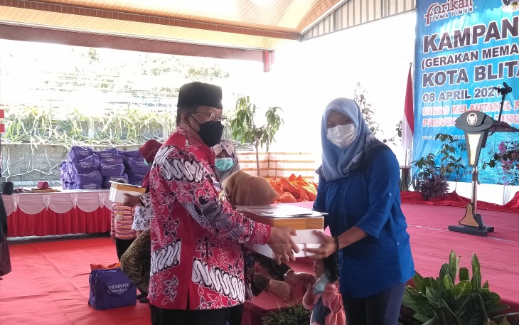 Walikota Santoso Secara Simbolis Serahkan Paket Olahan Makanan Ikan Kepada Masyarakat (foto : Faisal NR / Klikwarta.com) 