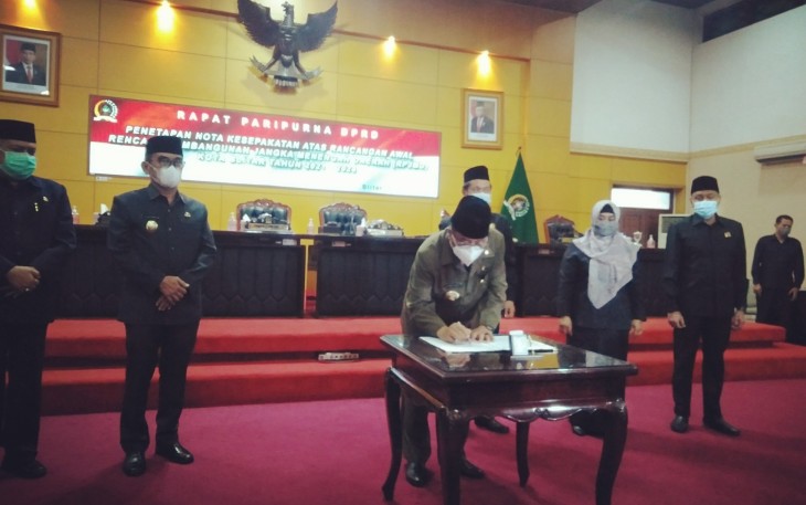 Walikota Santoso Tandatangani Nota Kesepakatan Ranwal RPJMD Kota Blitar Tahun 2021-2026 (foto : Faisal NR / Klikwarta.com Blitar) 