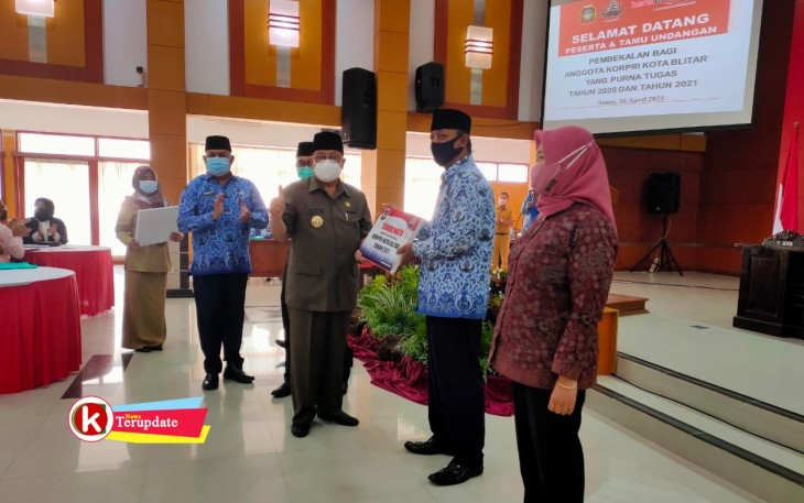 Walikota Santoso Serahkan Hadiah ke Anggota Korpri Kota Blitar yang Purna Tugas (foto : Faisal NR / Klikwarta.com Blitar) 