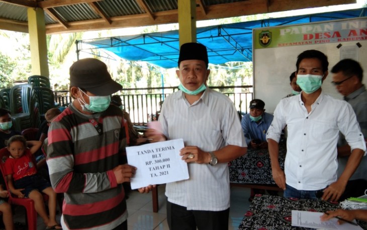 Kepala Desa Anggut Warman Bagikan BLT DD 