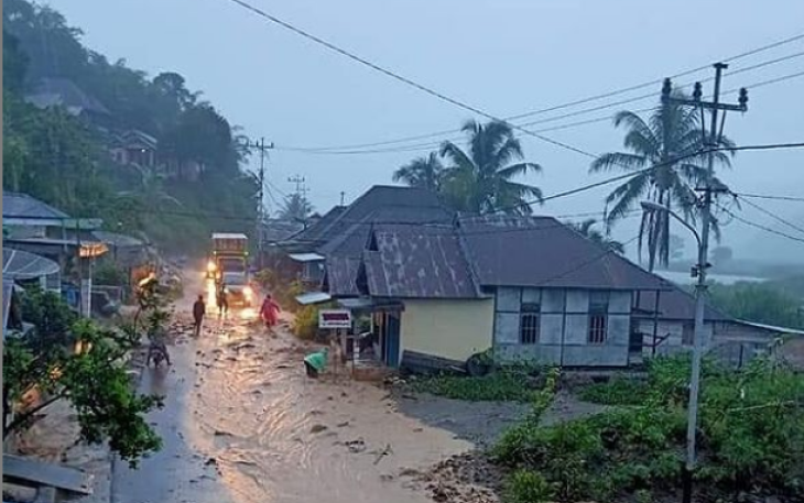 Polres Lebong Ikut Gotong royong Bersama Bersihkan Material Banjir di Desa Kota Donok