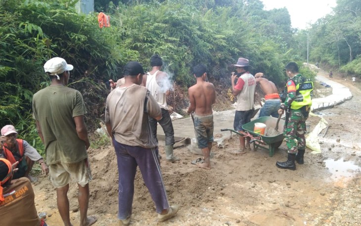 Babinsa Membantu Masyarakat Membangun Akses Jalan Antar Dusun