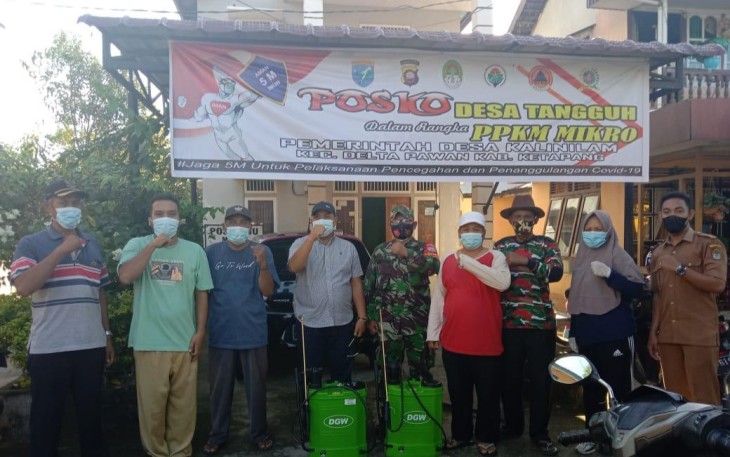 Babinsa Kodim 1203/Ktp Bersama Satgas PPKM Mikro Desa Kalinilam Semprotkan Disinfektan di Rumah Warga