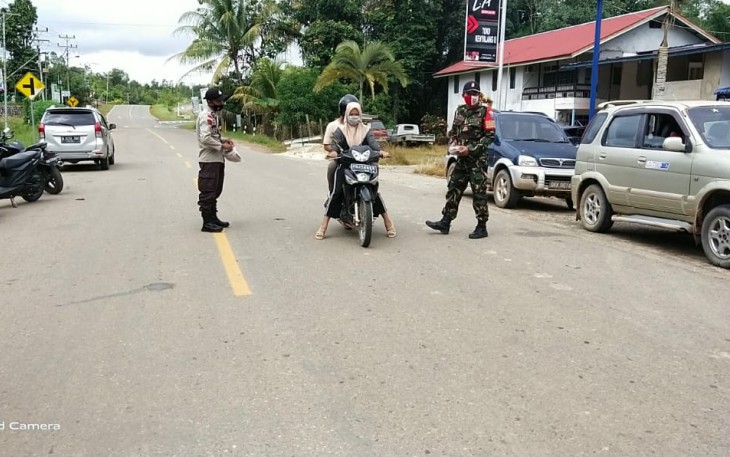 SINERGITAS TNI – POLRI, BABINSA DAN BABINKAMTIBMAS DALAM PEMBAGIAN MASKER KEPADA WARGA BINAAN 