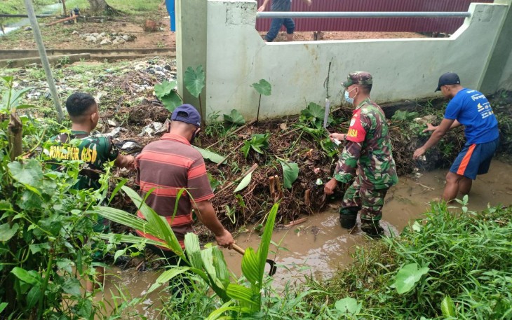 TNI Kawal Pelaksanaan Tes Swab PCR Kepada Delapan Masyarakat Ngabang