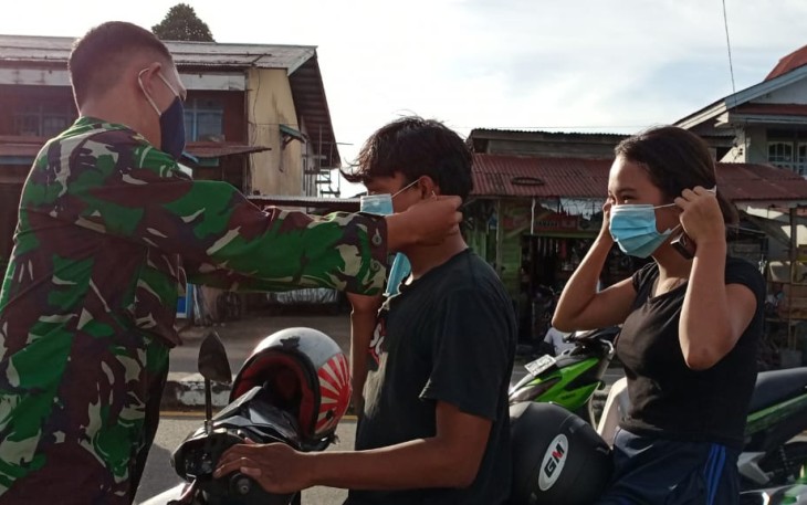AKSI BABINSA BAGIKAN MASKER UPAYA MEMBERIKAN KESADARAN KEPADA WARGA