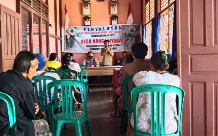 Babinsa Melakukan  Pembagian BLT DD Di Desa Binaanya