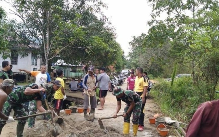 Babinsa Gotong Royong Bantu Pembangunan Rumah Warga