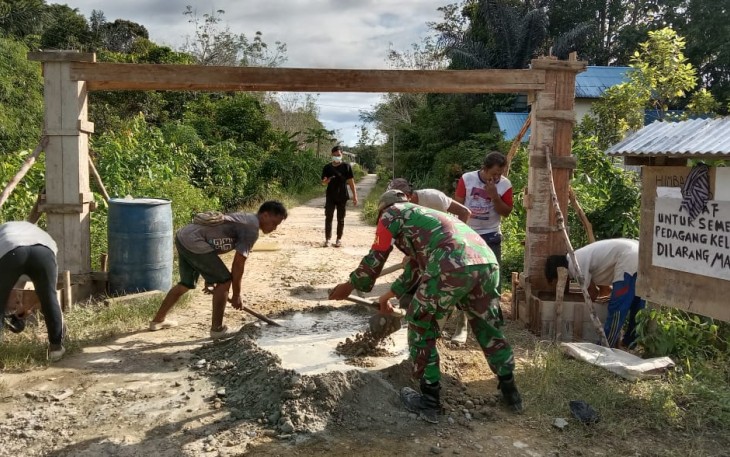 Babinsa 1206-02/Semitau Membantu Membangun Posko Desa Semitau Hilir 