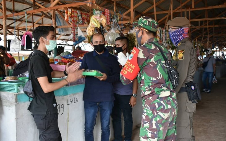 Babinsa Delta Pawan Ingatkan Pedagang Dan Warga