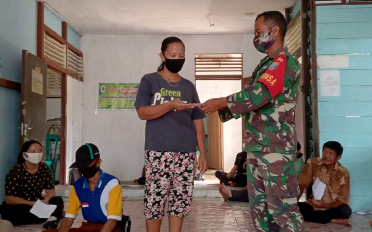 Babinsa Dampingi Pembagian BLT DD Di Desa Binaannya