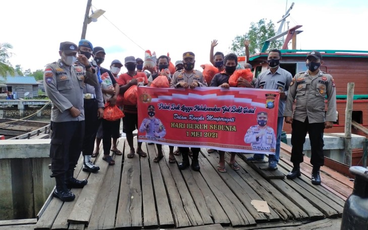 Peringati Hari Buruh, Polsek Daik Lingga Bagikan Sembako