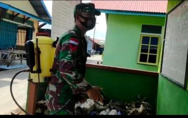Babinsa  09/Jongkong Semprot Disinfektan ke Rumah Warga