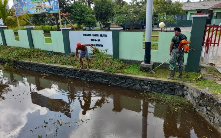 Anggota bersama Mitra Bersihkan Pangkalan Makoramil Sungai Kunyit