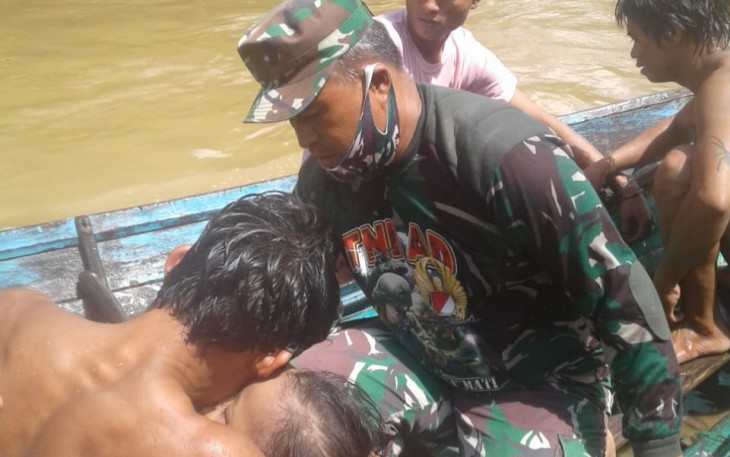 Babinsa Koramil 1016-04/Tumbang Talaken Bantu Evakuasi Balita Tenggelam di Sungai Manuhing