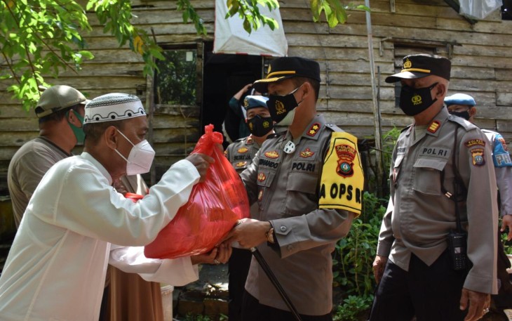 Polres Tanjung Pinang Bagikan Sembako Kepada Warga Terdampak Covid-19