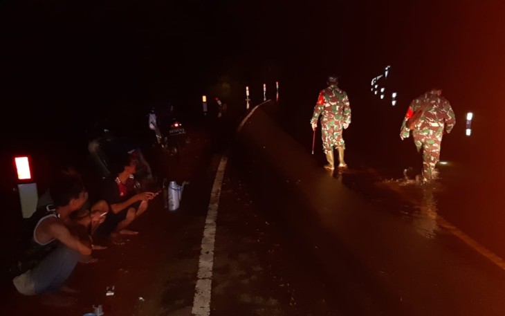Dandim 1206/PSB Cek Lokasi Banjir Di Ruas Jalan Menuju Putussibau
