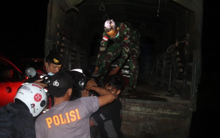 Personil Kodim 1206/PSB Dengan Personil Polres Kapuas Hulu Kerjasama Evakuasi Korban Banjir