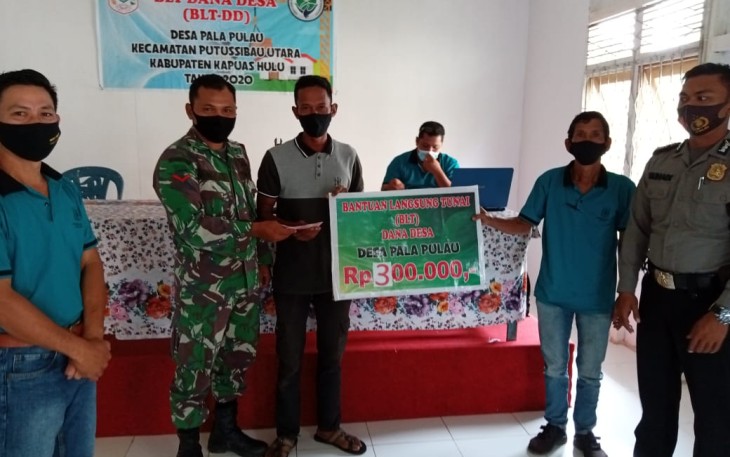 Babinsa Bagikan BLT Di Desa Binaannya.