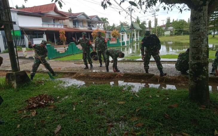 Danramil 1206-06/Putussibau Utara Pimpin Pembersihan Pangkalan Di Sekitar Kantor Koramil