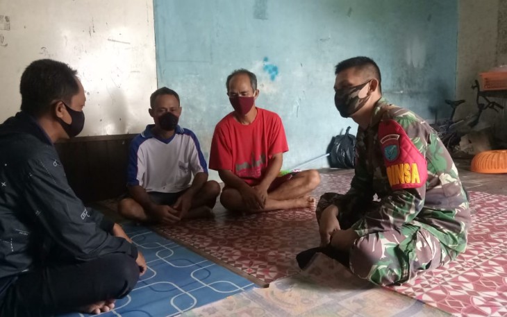 Babinsa Melaksanakan Anjangsana dan Sosialisasi Tentang Protokol Kesehatan Di Desa Binaannya