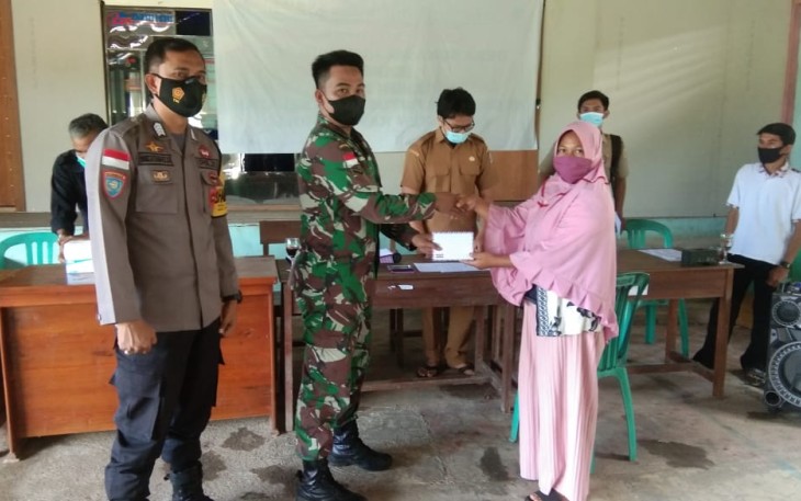 Babinsa Bersama Aparat Desa Bagikan BLT Di Desa Binaannya