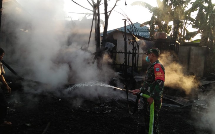 Si Jago Merah Beraksi, Spontan Koramil Sandai, kodim 1203/Ktp Bantu Padamkan Api.