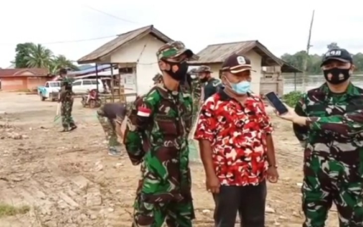 Koramil 1206 - 02/Semitau Gelar Karya Bakti di Pasar Tradisional